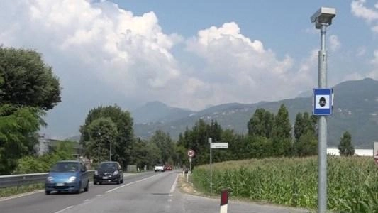 L’autovelox tra l’Aurelia e via Spirito Santo. Si tratta di uno dei tre dispositivi presenti sul territorio comunale e anche di recente è stato oggetto di battaglie giudiziarie. Gli altri due si trovano lungo la provinciale per Vallecchia