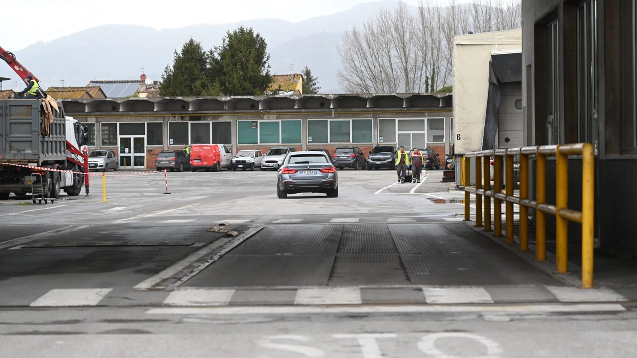 L'entrata della cartiera Smurfit Kappa di Lunata (Foto Alcide)