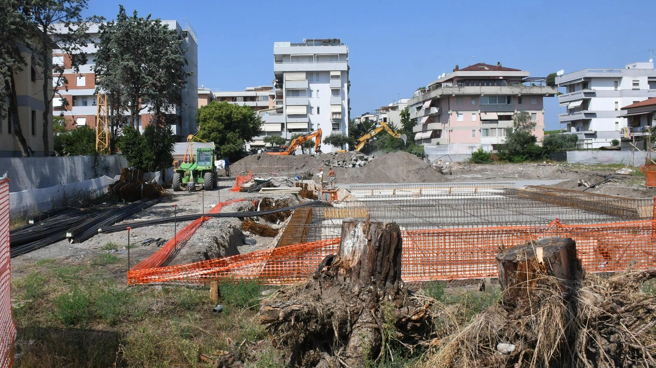 Il cantiere della. scuola media ’Buonarroti’ demolita e in attesa di essere ricostruita con i fondi del Pnrr. Secondo. Manuel sono a rischio