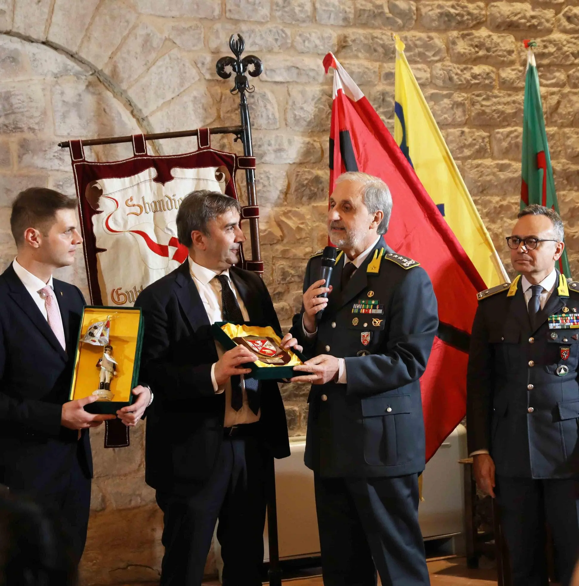 Consegnato il ’Bandiera’. Premiati Gianmarco Chiocci e la Guardia di Finanza