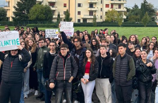 Prato: allagamento istituto Cicognini Rodari, protesta e corteo degli studenti