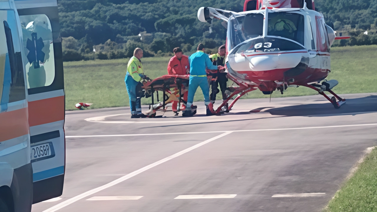 Cercatore di funghi si infortuna nei boschi del Monte Cucco a Pratovecchio-Stia. Soccorso dai Vigili del Fuoco di Arezzo e elicottero Drago, trasportato in ospedale.