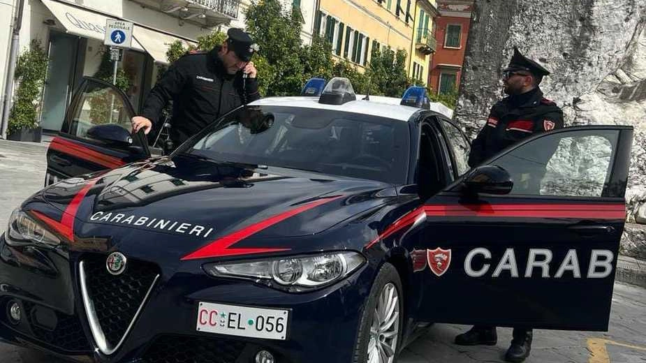 I carabinieri della compagnia di Sarzana impegnati in un controllo del. centro storico cittadino (foto di archivio)