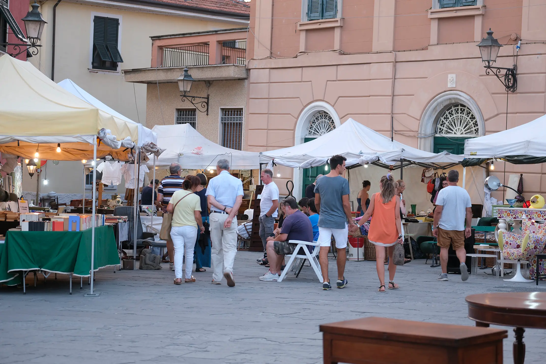 Sarzana, stretta sulle aperture: niente bazar in centro