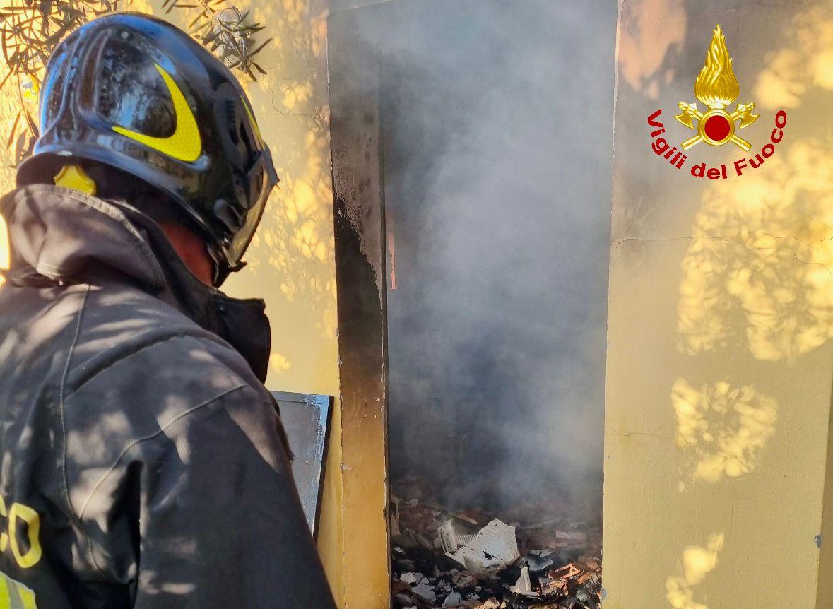 Mezzo agricolo in fiamme, inagibile l’annesso dove era parcheggiato