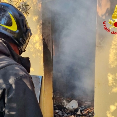 Mezzo agricolo in fiamme, inagibile l’annesso dove era parcheggiato