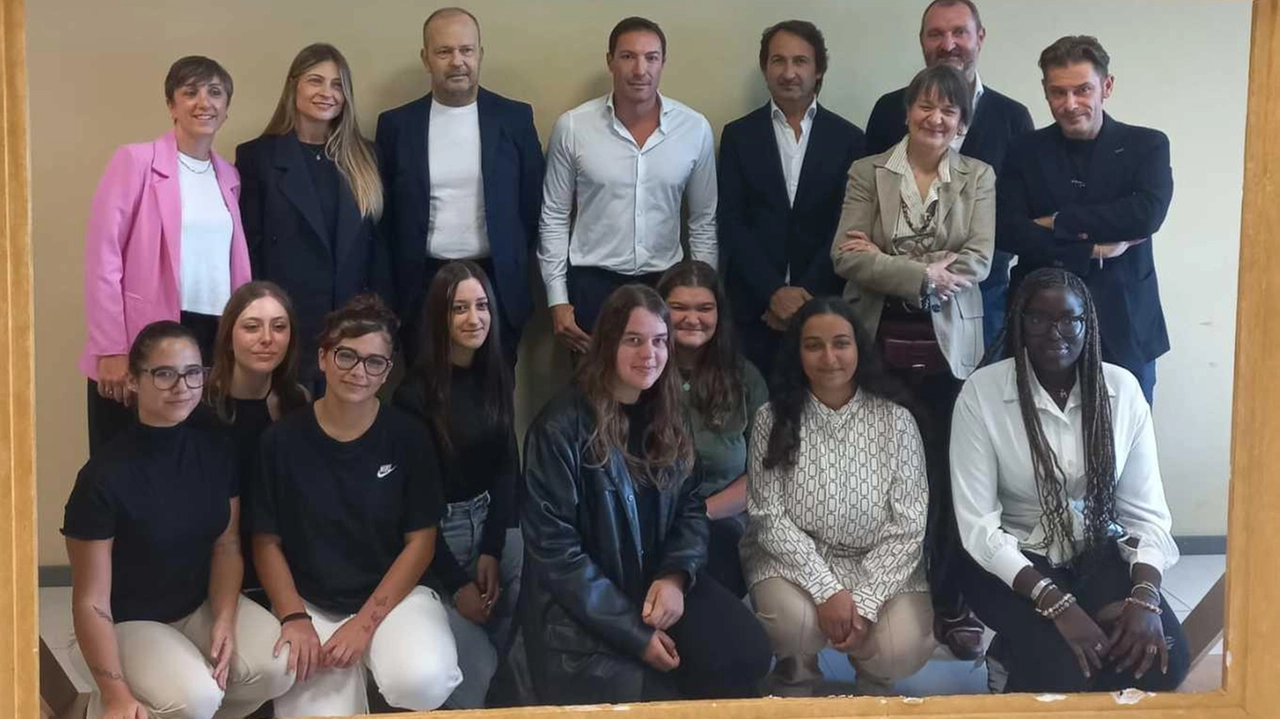 Le studentesse che partecipano al progetto «Adotta una scuola» insieme ai dirigenti di. Lvmh Métiers d’Art e Robans, la preside Missarria e l’assessore Mori