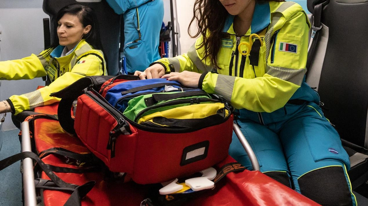 Schianto sull'Autosole ad Arezzo: tre feriti, tra cui una minorenne. Una donna di 62 anni in condizioni gravi trasferita a Firenze. Incidente causa rallentamenti, evidenzia necessità terza corsia.