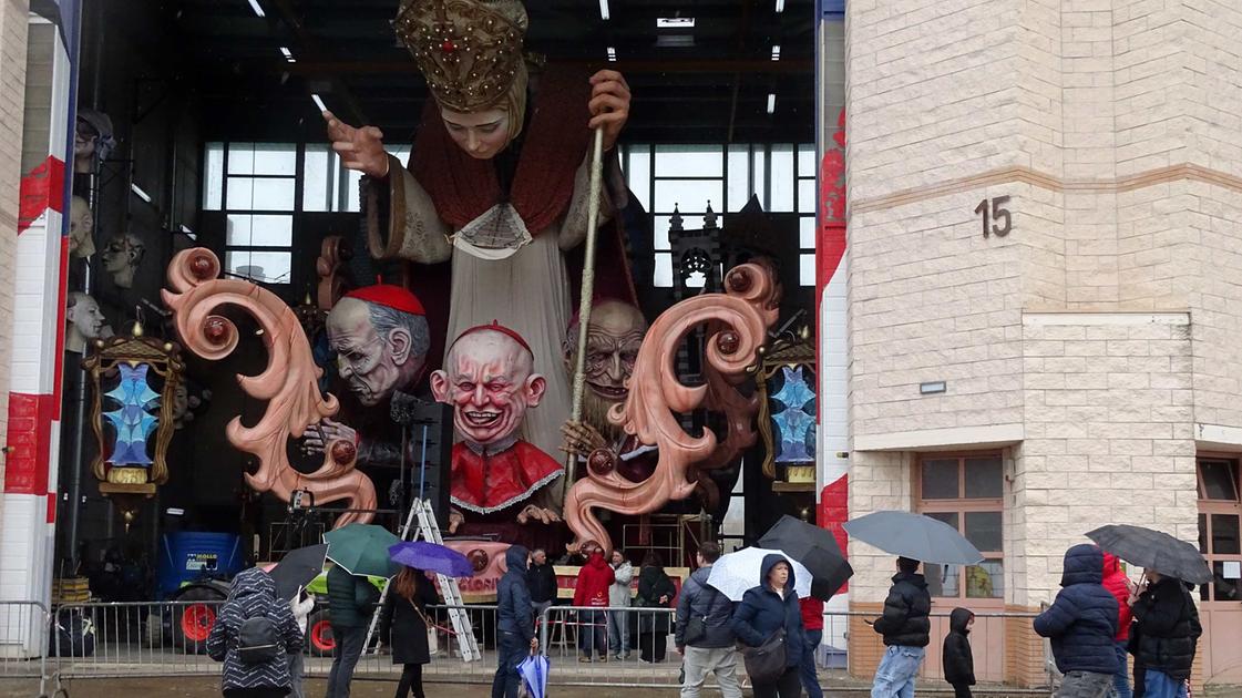 Carnevale di Viareggio, Burlamacco oggi ci riprova: “Trattoristi a posto...”