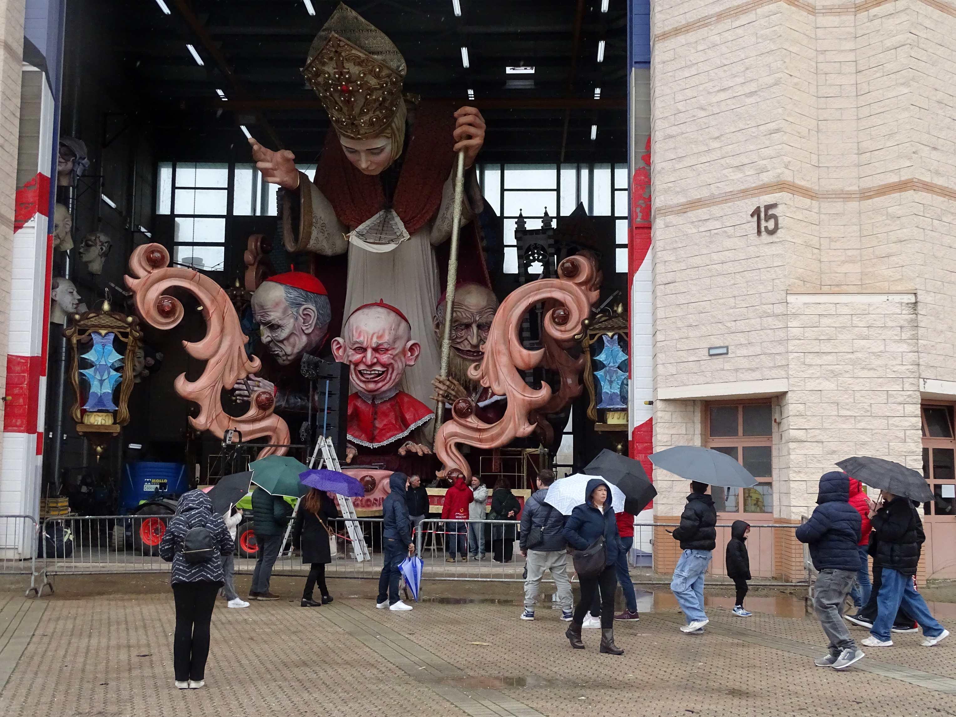 Carnevale di Viareggio, Burlamacco oggi ci riprova: “Trattoristi a posto...”