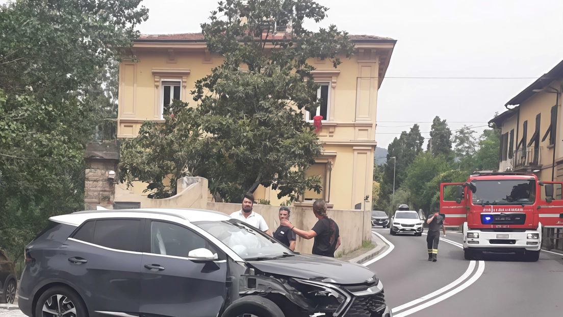 Si schianta sul muro, il traffico impazzisce. La strada di Vallina regina degli incidenti