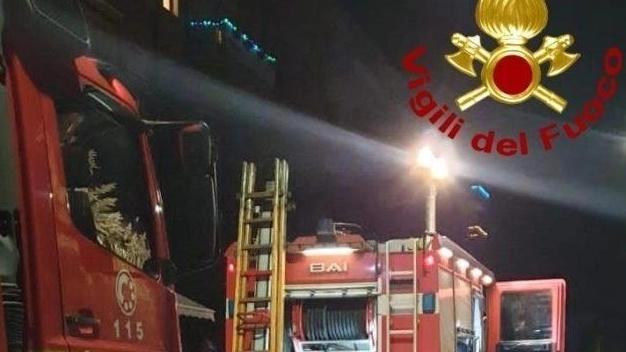 I vigili del fuoco hanno messo in salvo i due e domato l’incendio