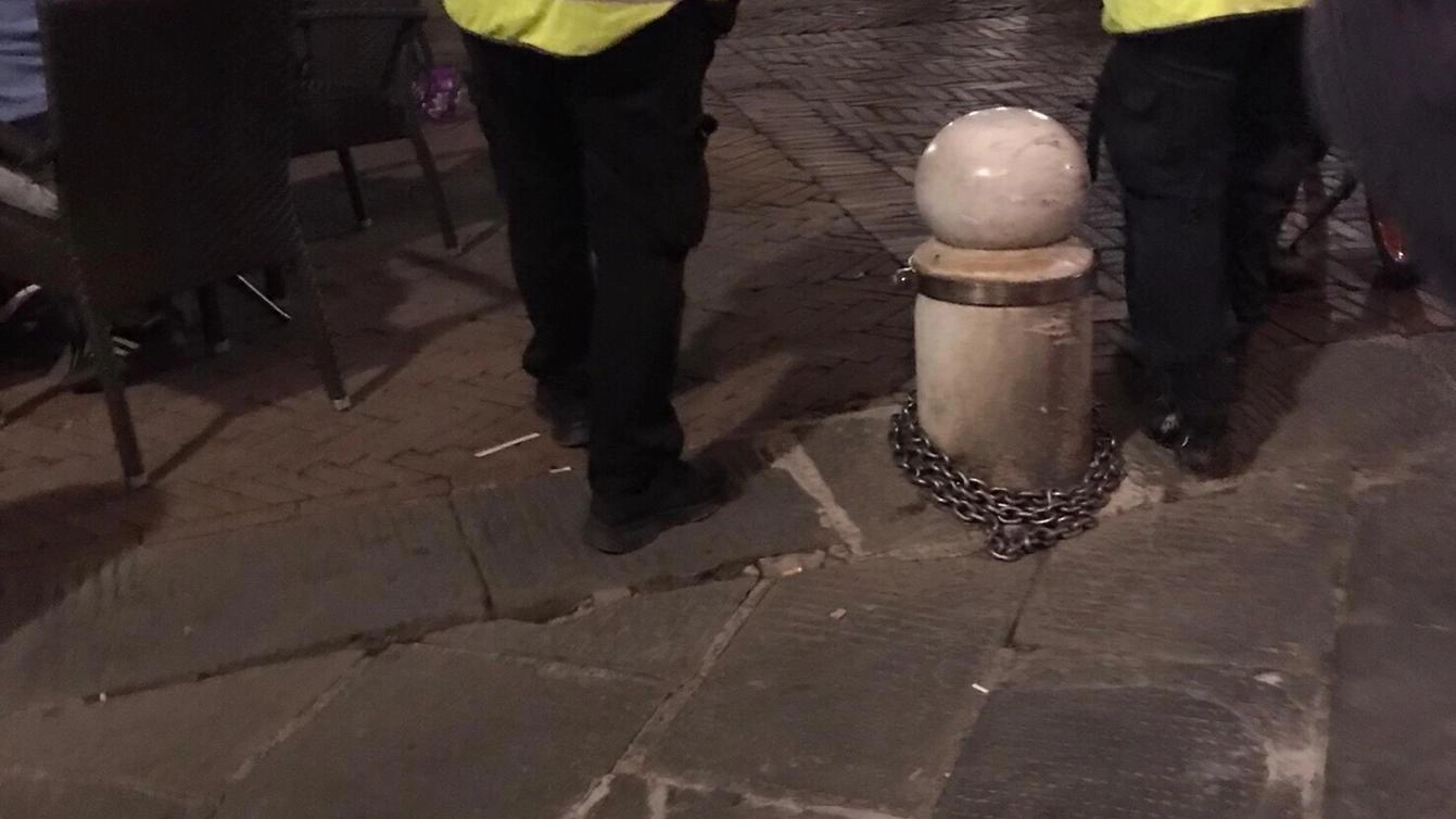 In Piazza della Pera spuntano gli steward: "Fanno anche foto e video"