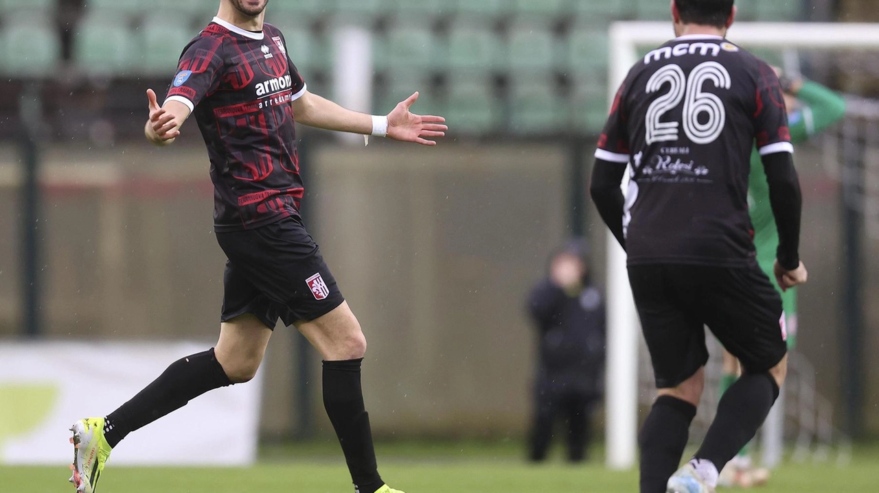 L’esultanza del Terranuova allo stadio Franchi di Siena: un punto importantissimo