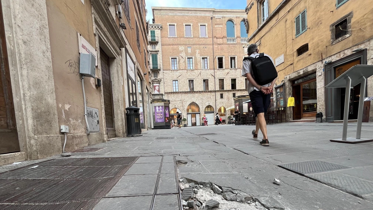 Forse il recente temporale, forse il logorio del tempo, fatto sta che in via Mazzini si è aperta una buca...