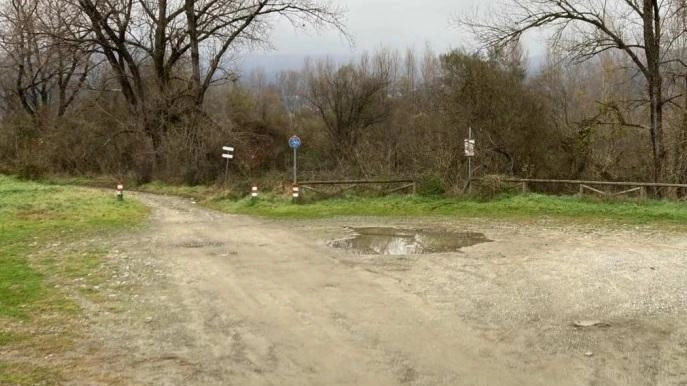 Un tratto del tracciato della vecchia pista ciclabile che scorre lungo il fiume Vara, nel Comune di Follo, tra le località di Pian di Follo e Piana Battolla