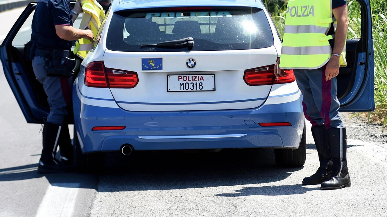 Due siciliani sono stati arrestati a La Spezia per il possesso di documenti falsi e il noleggio di un'auto di lusso in Francia. L'arresto è avvenuto dopo un inseguimento sulla A12. Le indagini potrebbero rivelare un traffico più ampio di auto di lusso.