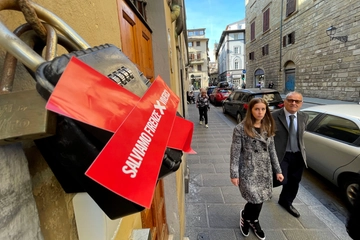 Blitz contro gli affitti brevi a Firenze, key box degli Airbnb coperti con adesivi rossi