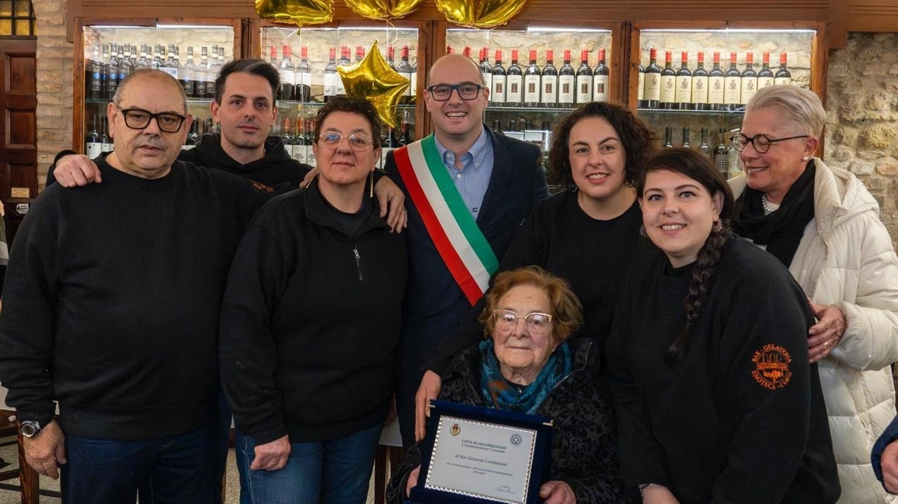 Andrea Marrucci, primo cittadino di San Gimignano, ha consegnato una targa commemorativa al popolare ‘Caffè gelateria Combattenti’ per i suoi 100 anni