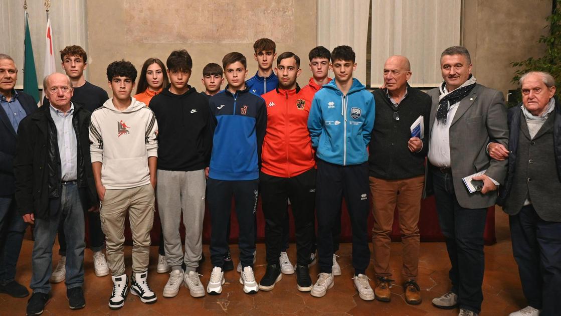 https://www.lanazione.it/image-service/view/acePublic/alias/contentid/YzUyNWM3OTAtMDFiNC00/0/progetto-calcio-studio-festa-per-i-giovani-atleti.jpeg?f=16:9&w=1200&h=630