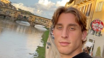 Edoardo Bove con sullo sfondo il Ponte Vecchio di Firenze