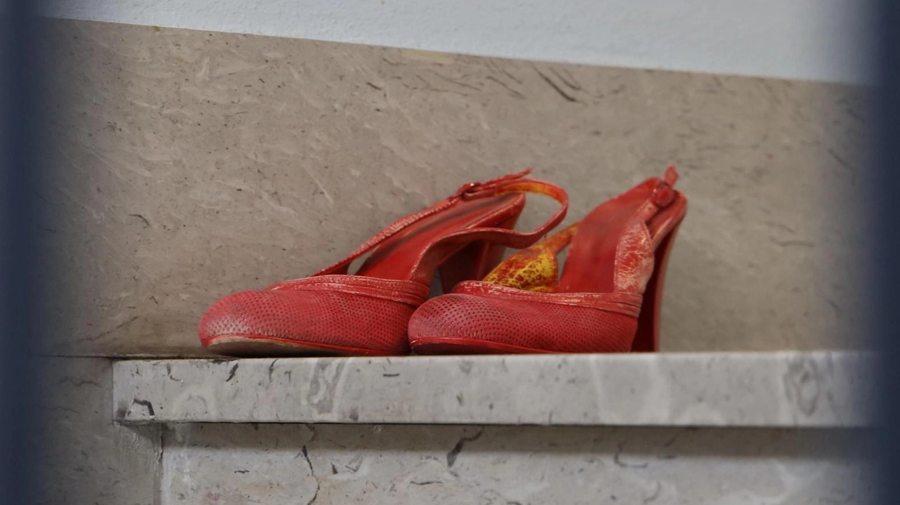 Le scarpe rosse sono il simbolo della violenza sulle donne