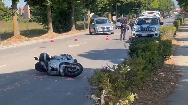 La scena dell'incidente a Città di Castello: lo scooter a terra è quello che ha travolto due pedoni. Tre le persone in ospedale