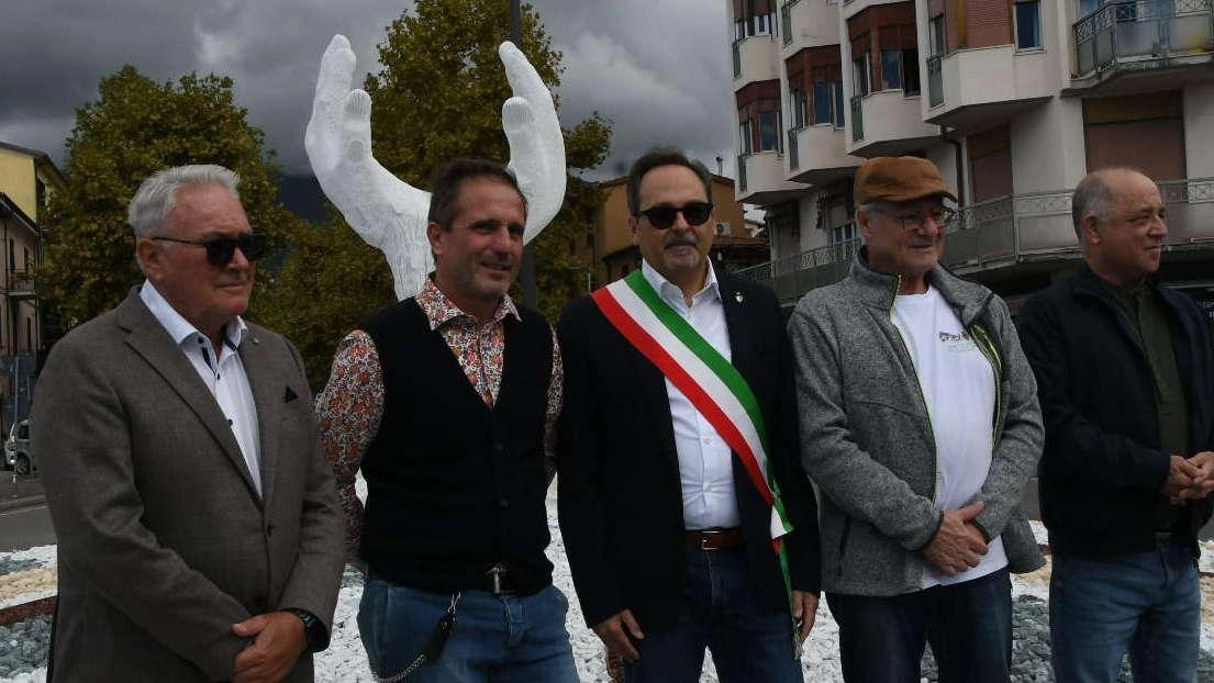 Inaugurata la statua di Monfroni alla rotonda della stazione ferroviaria. Persiani: "Investimenti importanti per riqualificare il quartiere".