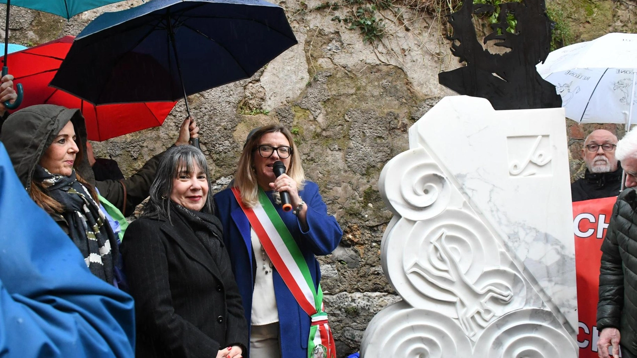 L’inaugurazione del monumento a Che Guevara posto sulla scalinata del Baluardo eseguito in mamro bianco dallo scultore. Jorge Romeo