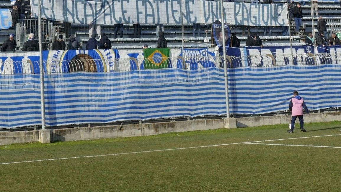 Dopo i "dollari" con il volto del patron, ancora proteste. I messaggi al Ponte Petrino e fuori dallo stadio