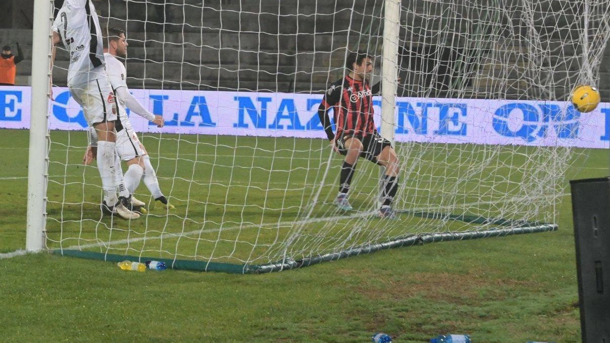 Il tocco sottomisura di Gemignani che ha regalato la vittoria alla Lucchese I tre punti al Porta Elisa mancavano da due mesi (Foto Alcide)