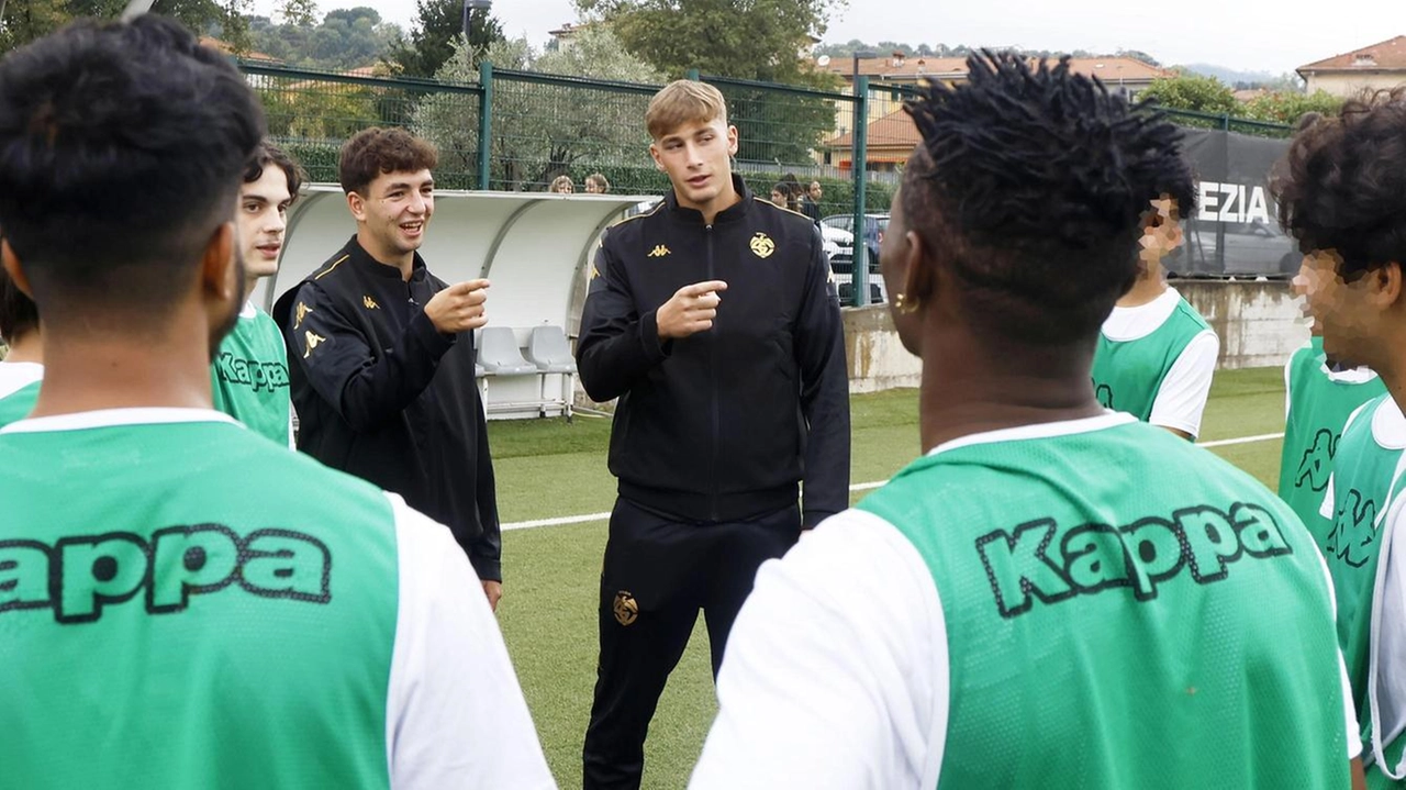 Emozionante incontro di calcio ieri al “Ferdeghini“ tra i ragazzi e i giocatori aquilotti