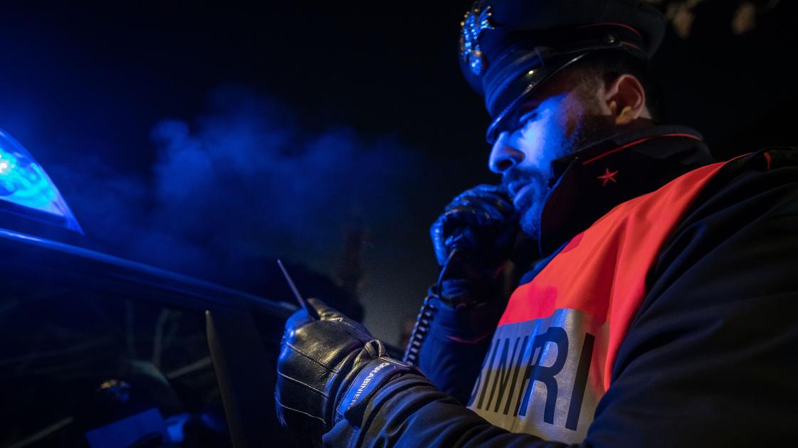 Notte di caos in piazza. Ubriaco fuori controllo. Sedato dopo due ore di resistenza e follia