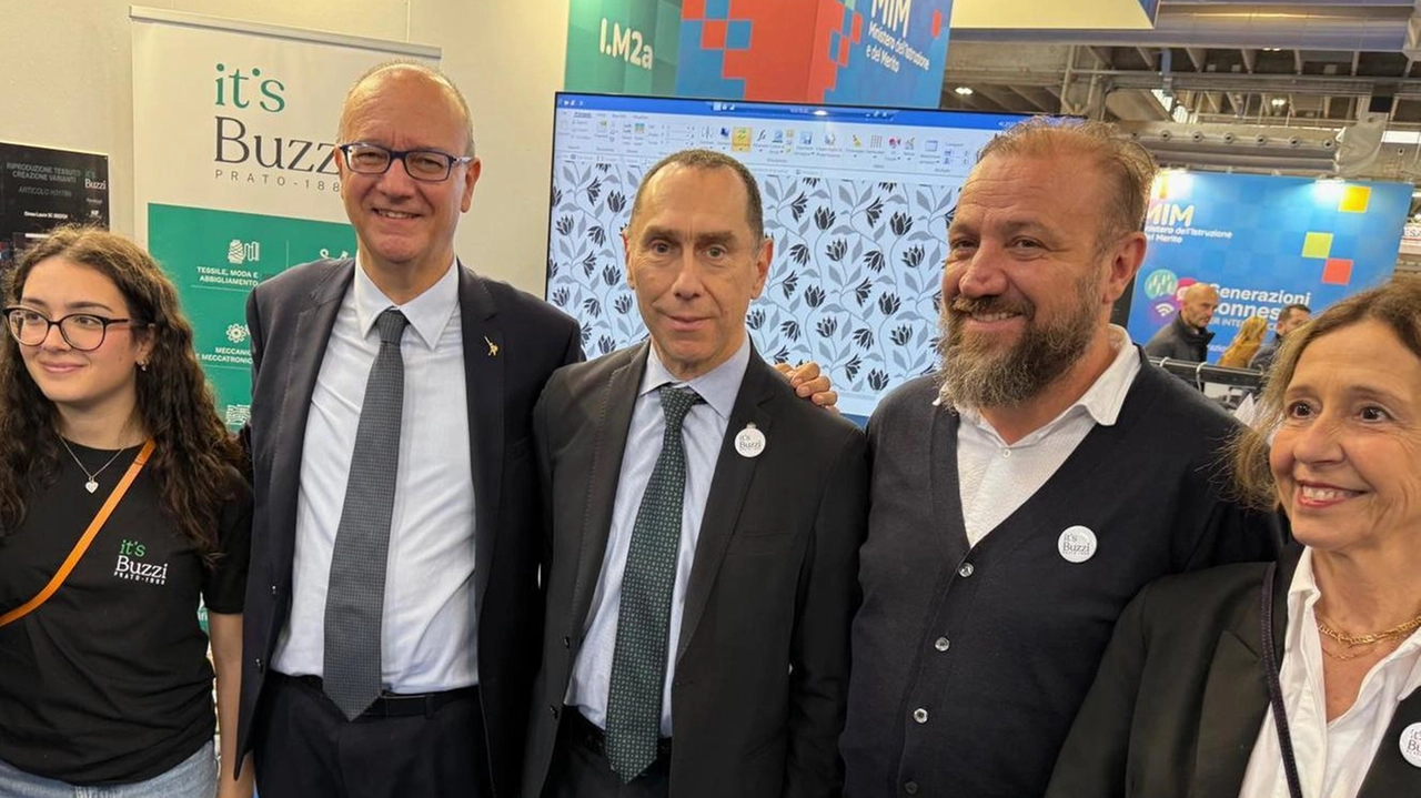 Il ministro dell’istruzione Giuseppe Valditara visita lo stand del Buzzi e il dirigente Alessandro Marinelli