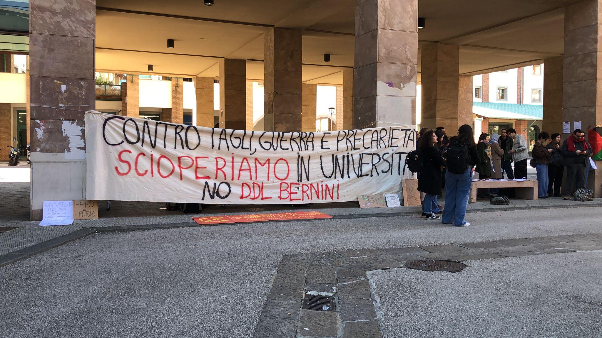 Università di Firenze: “No ai tagli”. Irruzione dei manifestanti in aula magna