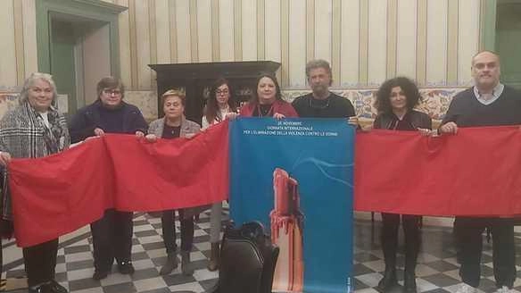 Palazzo Ducale espone il manifesto di Siani e un drappo rosso