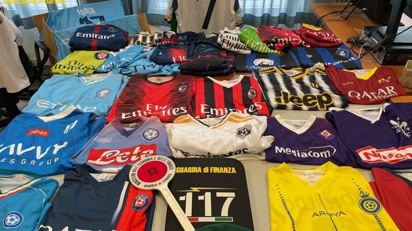 Sequestrate più di 1.300 magliette sportive con le effigi e i marchi artefatti di note squadre di calcio militanti nelle massime divisioni europee