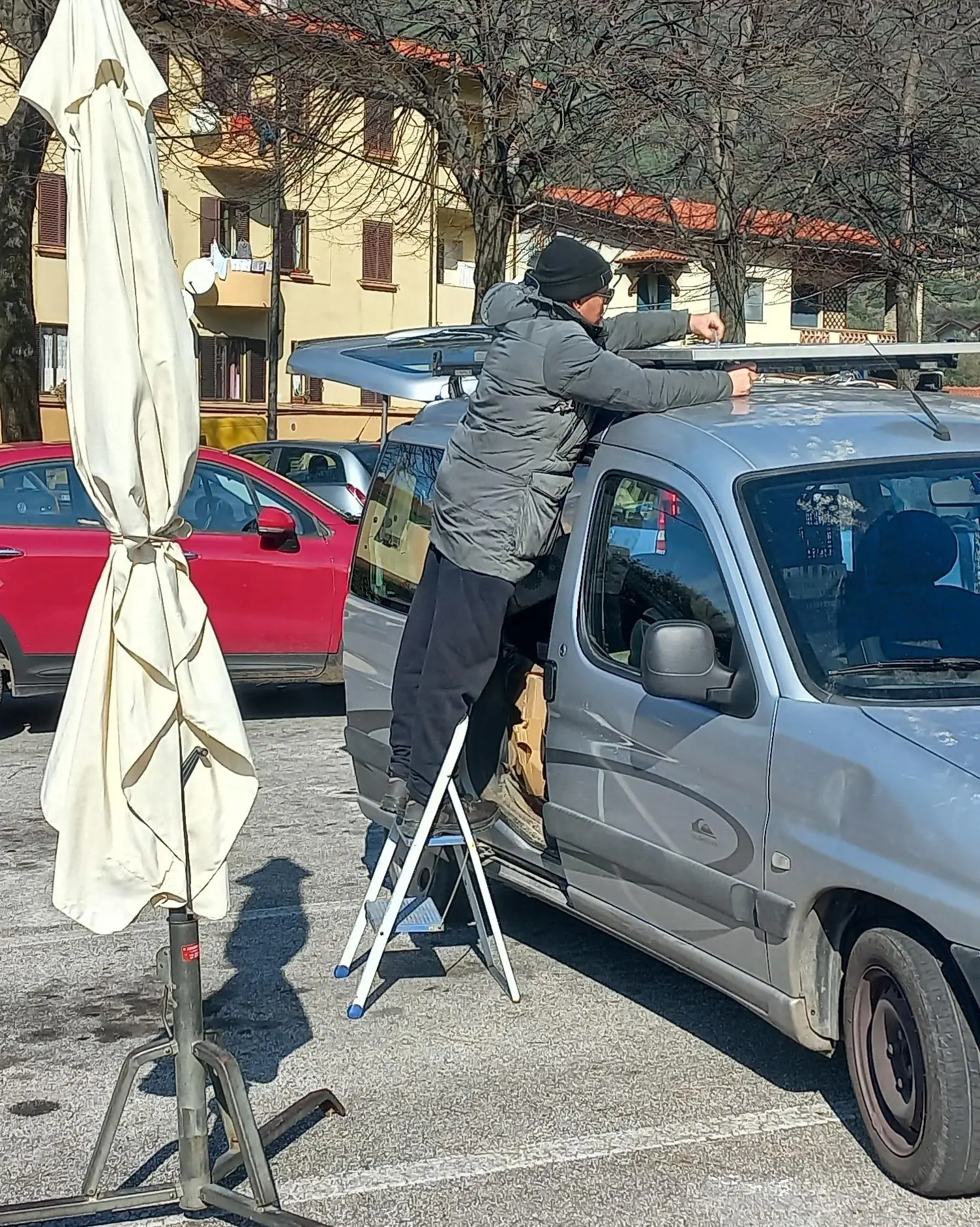 Mercato di Vallecchia. C’è un solo operatore: "E ci occupano il posto"