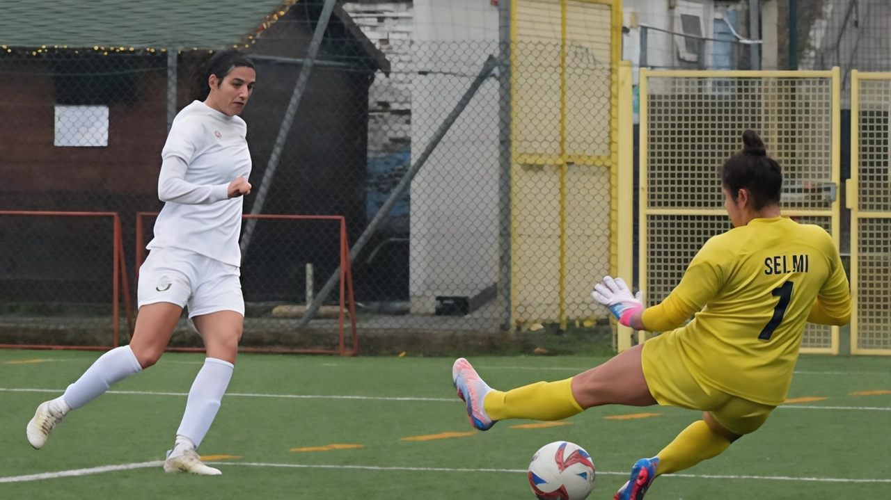 Il bomber dello Spezia Codecà si vede respingere una conclusione dal portiere della Pro Sesto Selmi, nel big-match del campionato