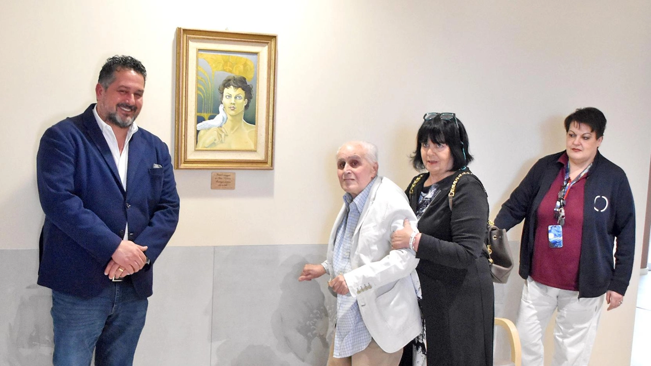 Piero Sabatini di fronte al quadro da lui realizzato che ha voluto donare alla Rsa «Il Poggione» della quale è ospite da circa quattro mesi