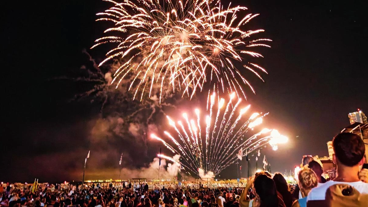 I fuochi d’artificio a Follonica, che si sono svolti nella notte precedente Ferragosto