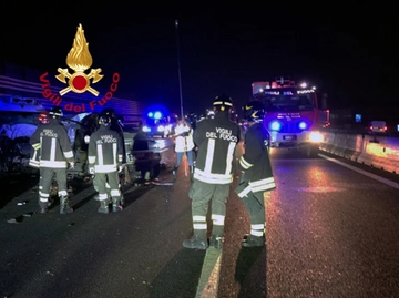 Inferno in autostrada, scontro tra camion e auto. Morto un uomo di 52 anni