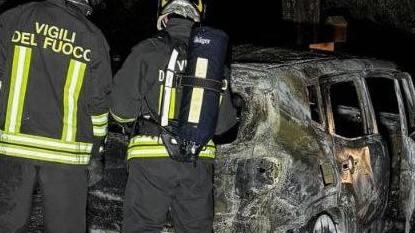 Sono ridotti ad un cumulo di lamiere riarse i mezzi di trasporto in uso alla struttura di recupero a Montebuono di Magione, gestita da Famiglia nuova onlus .