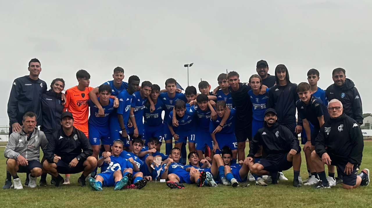 Il gruppo dell’Under 15 azzurro (Foto Empoli Fc) che ha bissato il successo contro la Lazio dei compagni più grandi, prevalendo 3-2 in casa