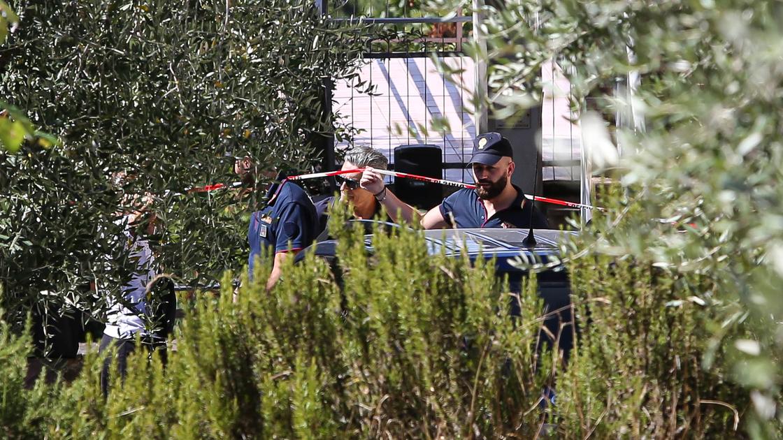 Padre, madre e figlia trovati morti. Comunità sotto choc: “Abbiamo sentito gli spari”