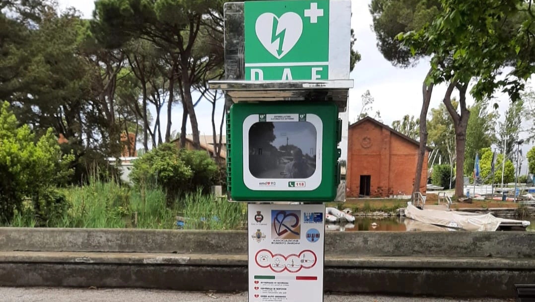 Il totem con il defibrillatore installato sul Belvedere Puccini e ’perso’ dopo i lavori di riqualificazione del lungolago