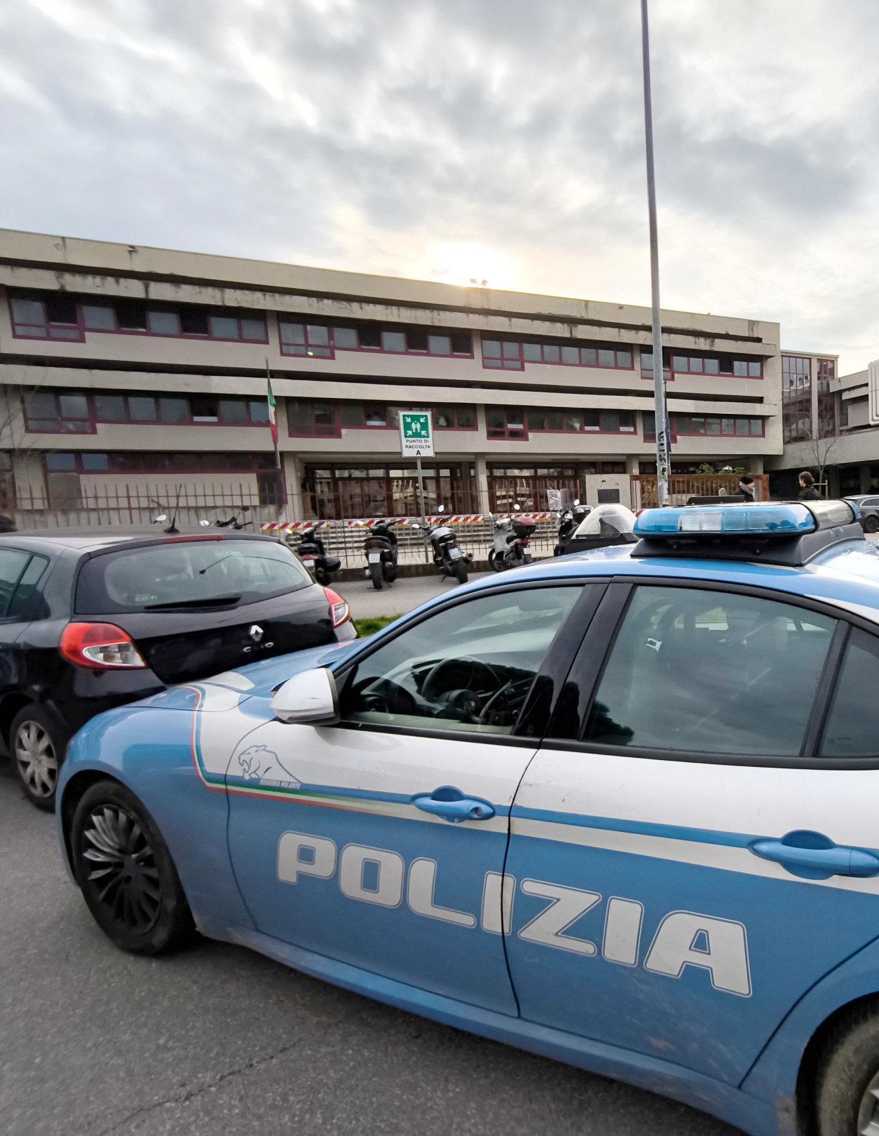 Precipitato dalla scuola. Psicologo per gli studenti. E ora spunta un video