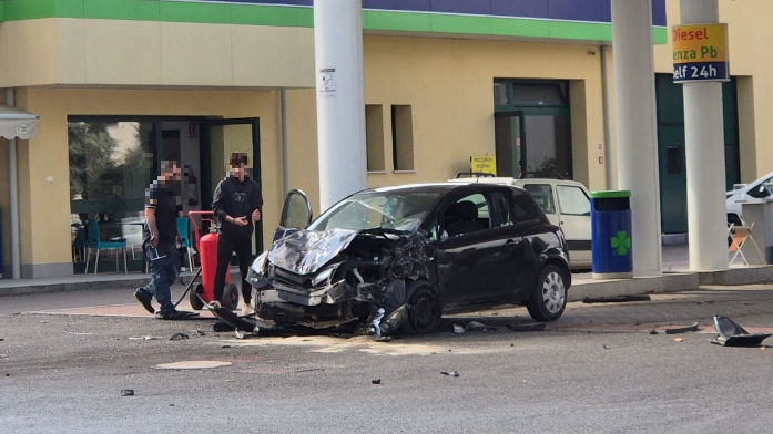 L'auto entrata dentro il distributore. Pesanti danni per la stazione di servizio e per la vettura