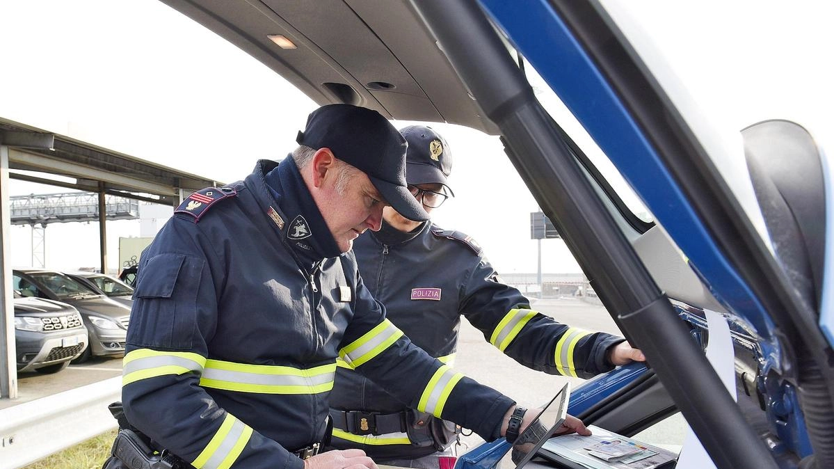 Droga in auto e botte all’agente. Arrestato pusher trentenne. Fermato dopo l’inseguimento