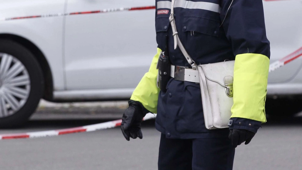 A Siena, un forte rumore ha svegliato molte famiglie a Camollia, scatenando segnalazioni alle forze dell'ordine. Si ipotizza una bomba carta all'arco di Fontegiusta, con possibilità di visionare le telecamere di videosorveglianza in caso di denuncia per disturbo della quiete pubblica.